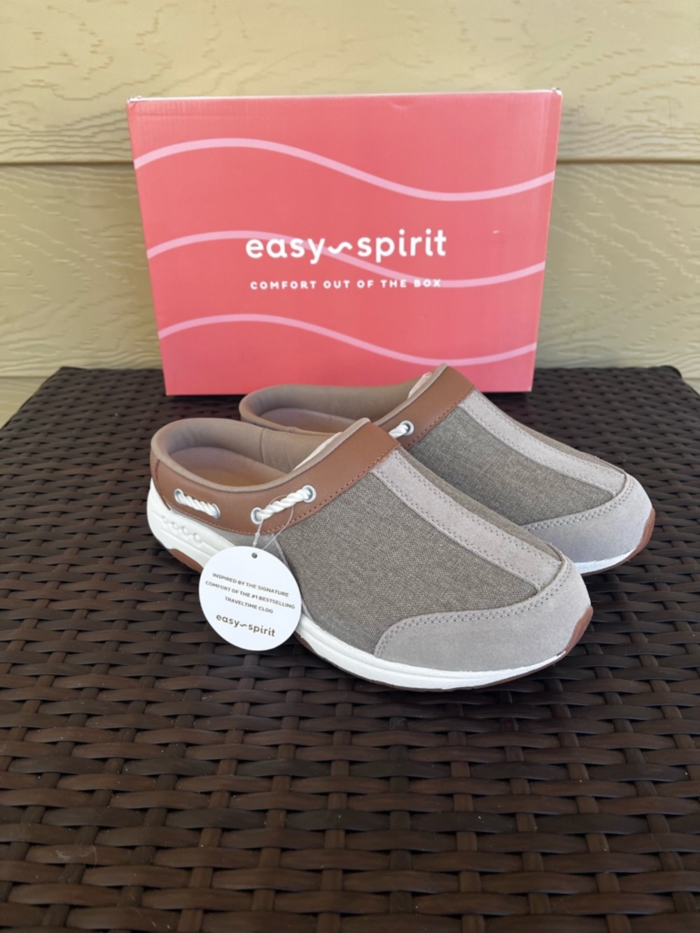 Easy Spirit Travelport Women’s Slip-on shoes in Taupe and Brown